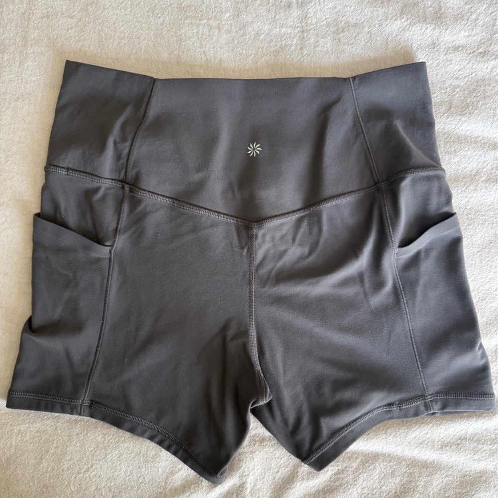 ATHLETA Salutation Stash 5” Shorts in Charcoal with Side Pockets